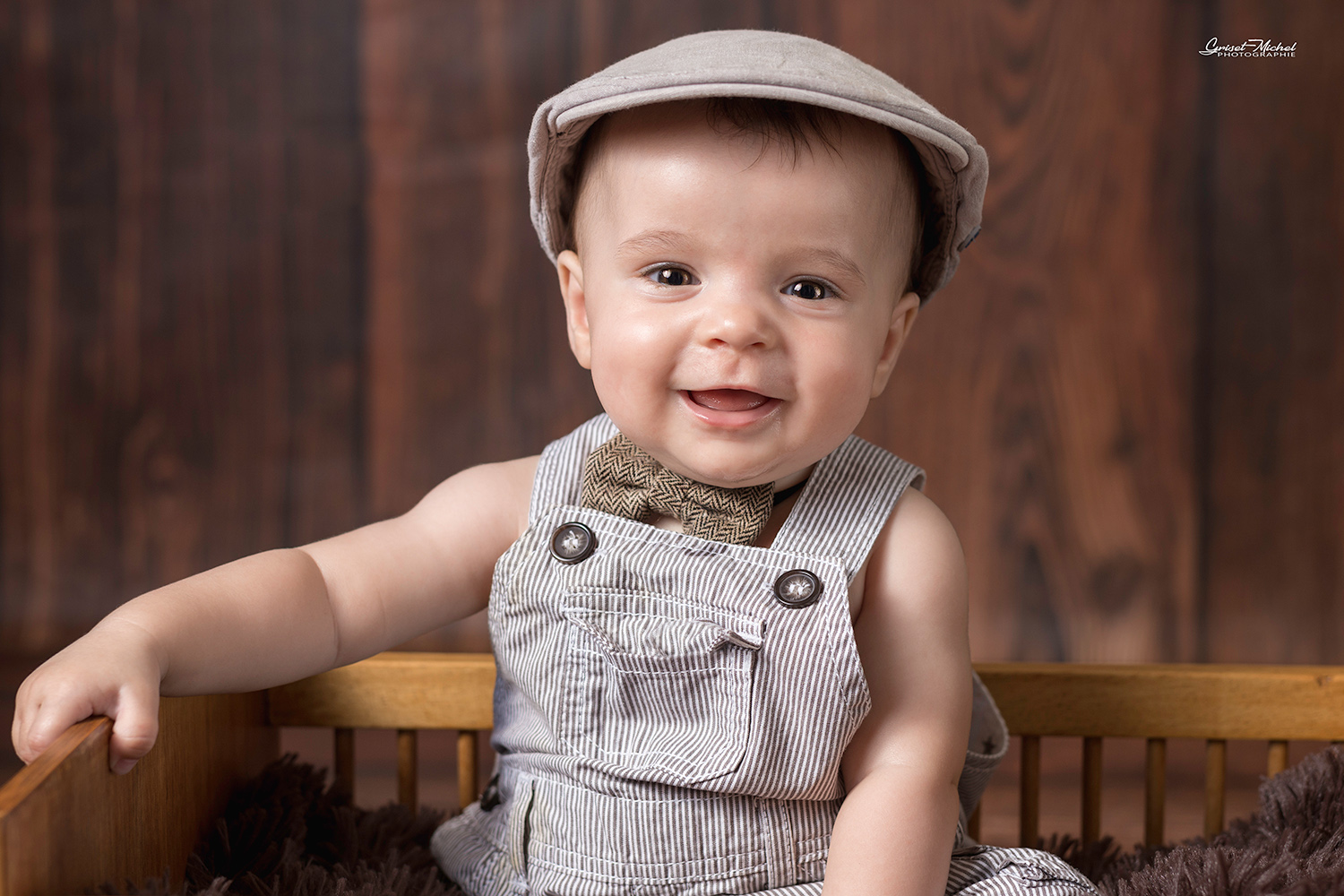 bebe garcon avec un beret et un nœud papillon style vintage studio photo a colmar