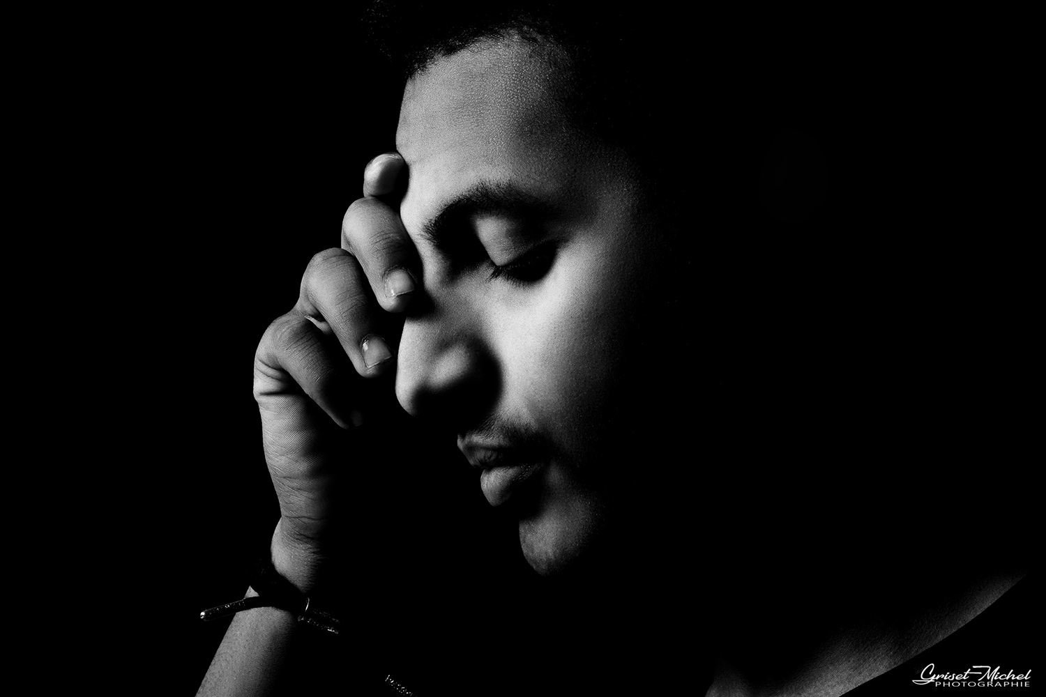 homme qui se tient la tête photo en noir et balnc