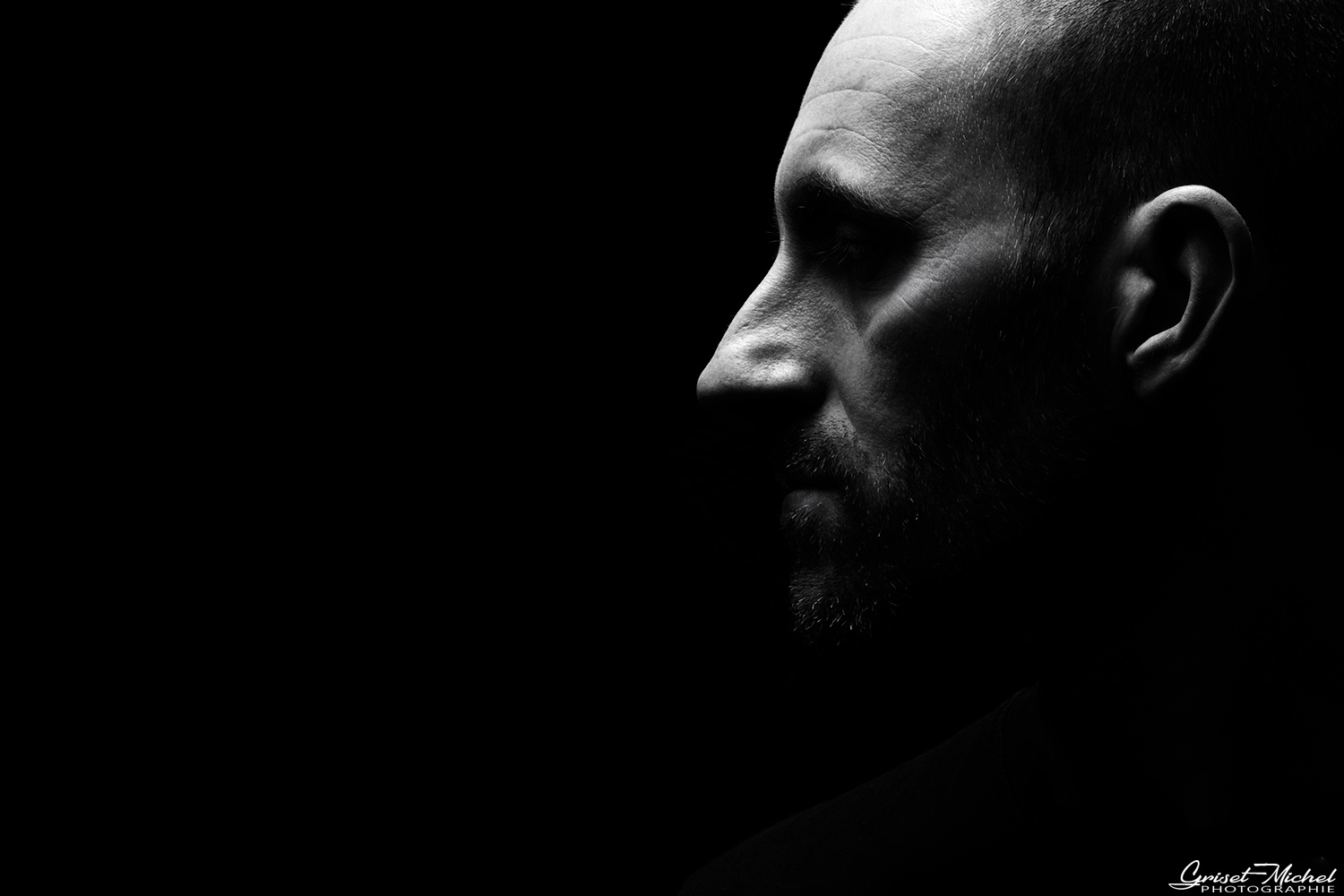 homme de profil avec un grand nez