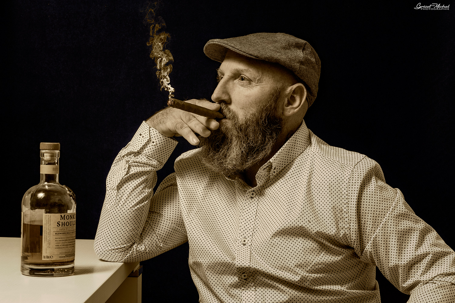 homme avec un cigare et une boutille de rhum et un beret