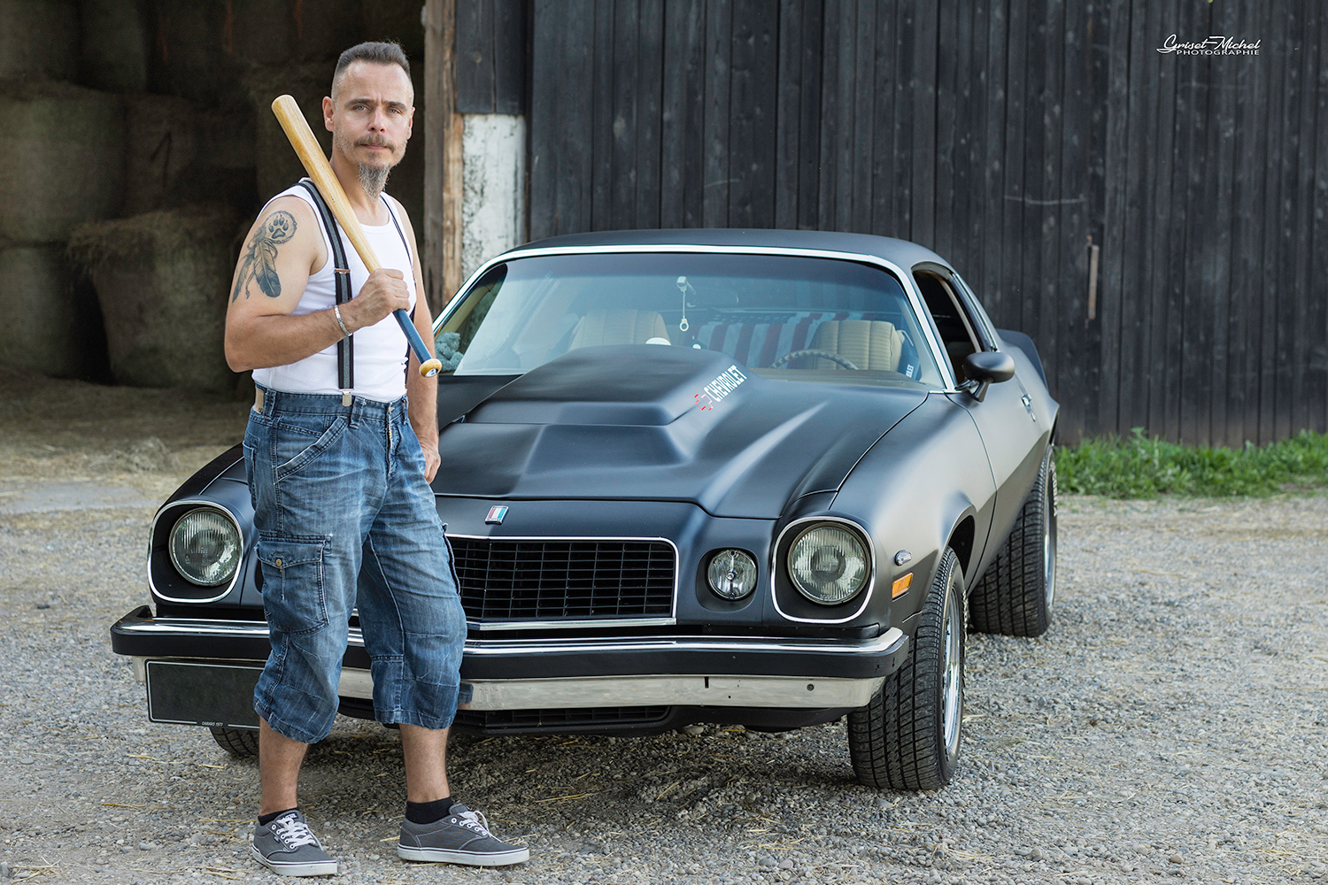 homme avec un batte de Baseball et une voiture vintage