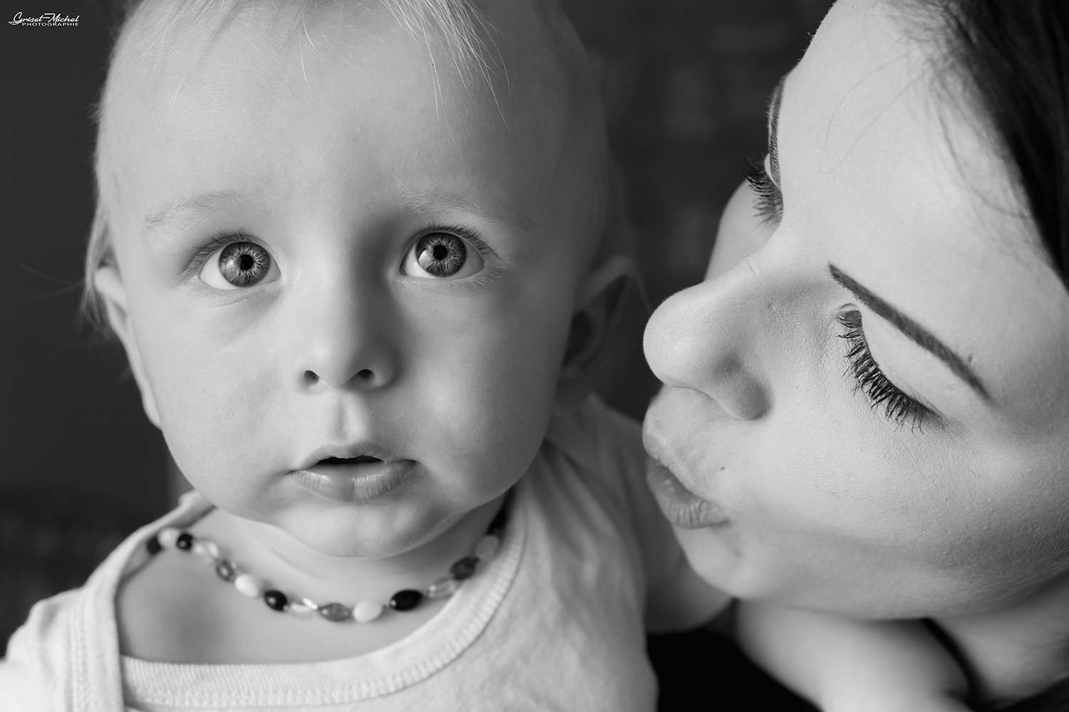 une mere et son fils photo en noir et blanc lifestyle