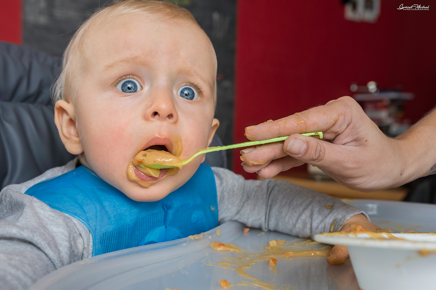 petit garcon qui fait une tete rigolote avec une cuilliere en bouche
