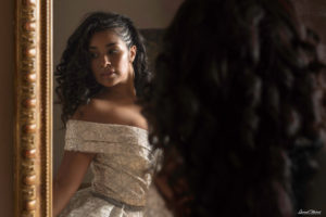 une femme devant un miroir a la pommeraie avec une robe de mariage