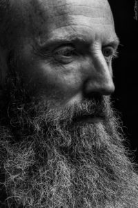 un homme barbu en noir et blanc