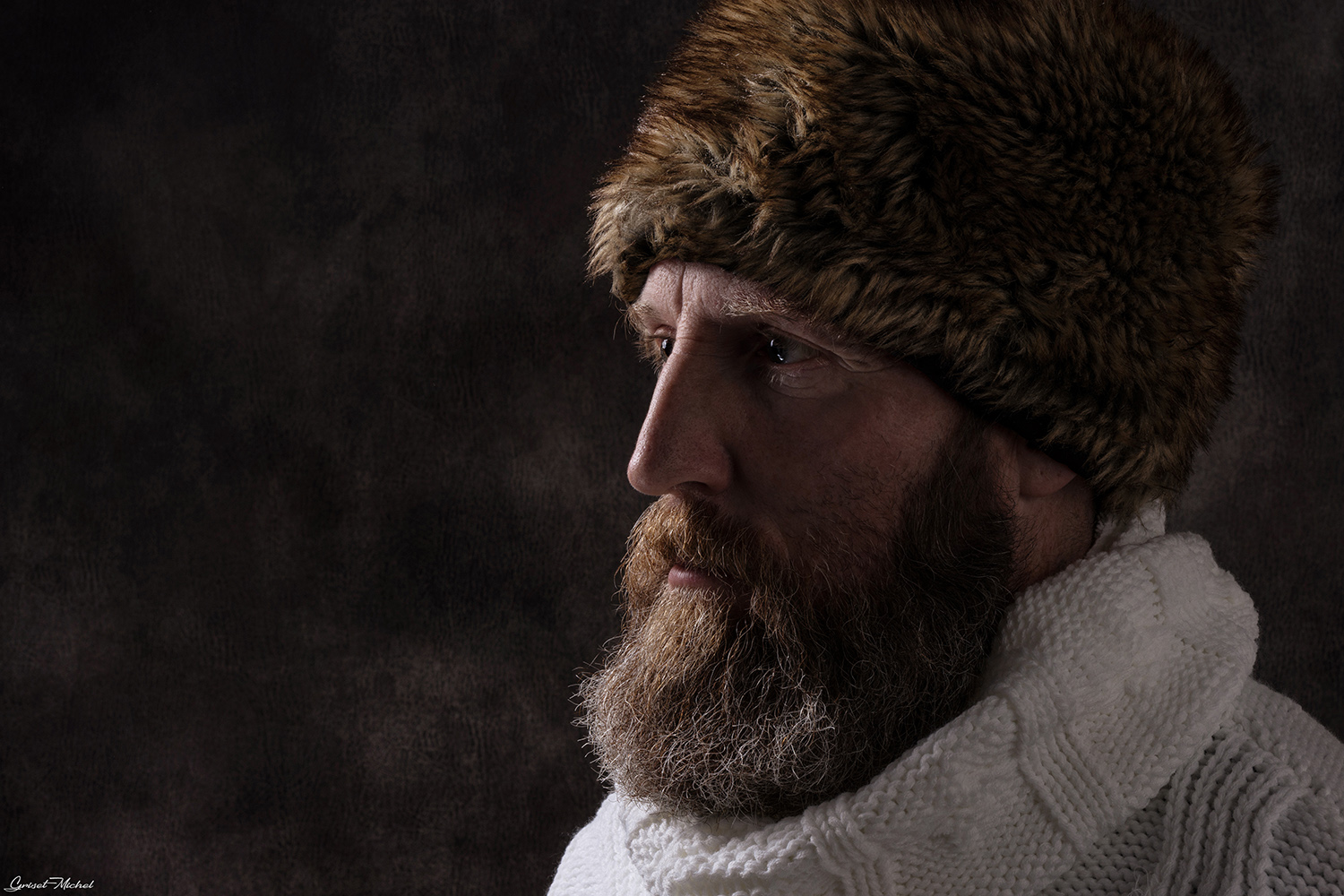 une veille homme barbu avec un chapeau russe en studio photo
