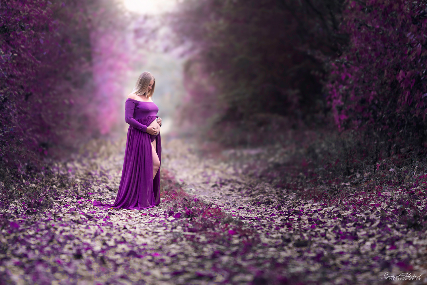 une femme blonde enceinte dans une nature couleur lavande