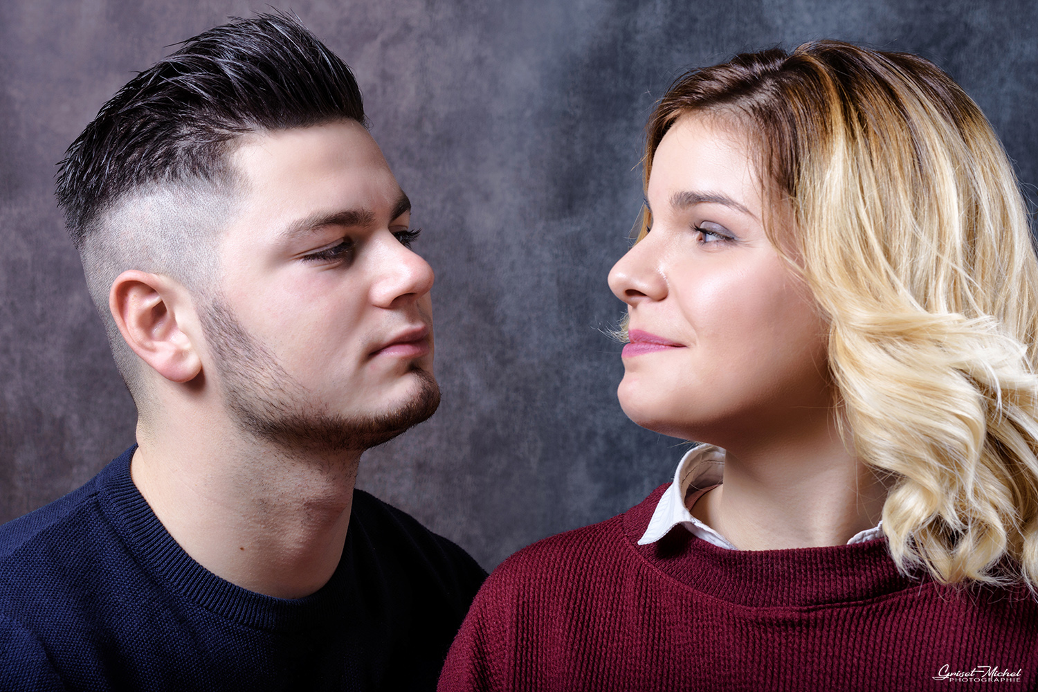 un couple amoureux qui se regard tendrement