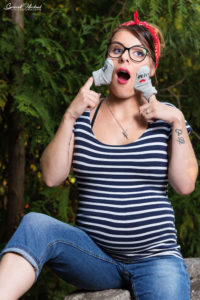 Grossesse efemme en mode pin up avec un bandana rouge et du rouge a levres
