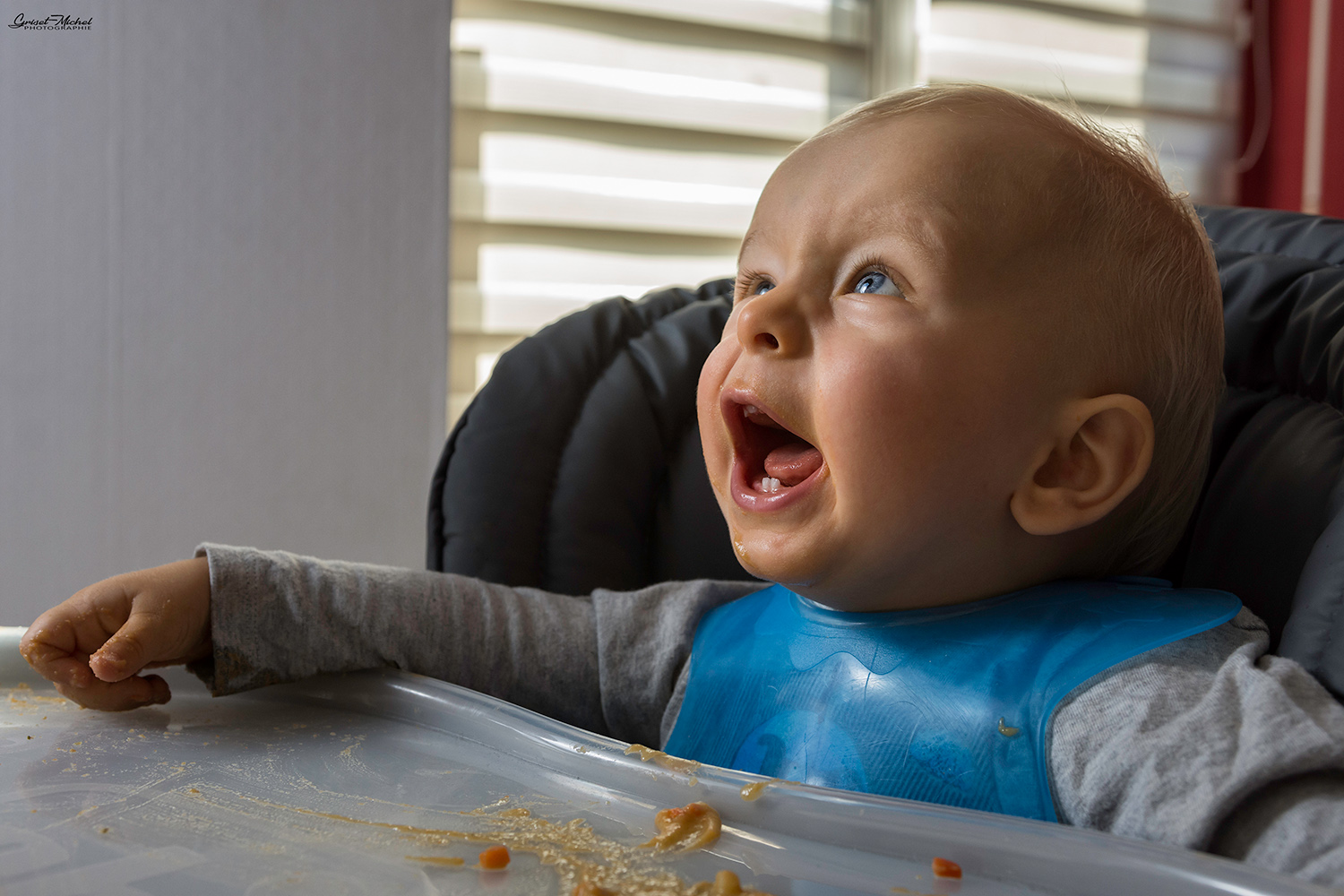 un bebe qui explose de rire pendant l'heure du repas pres de colmar