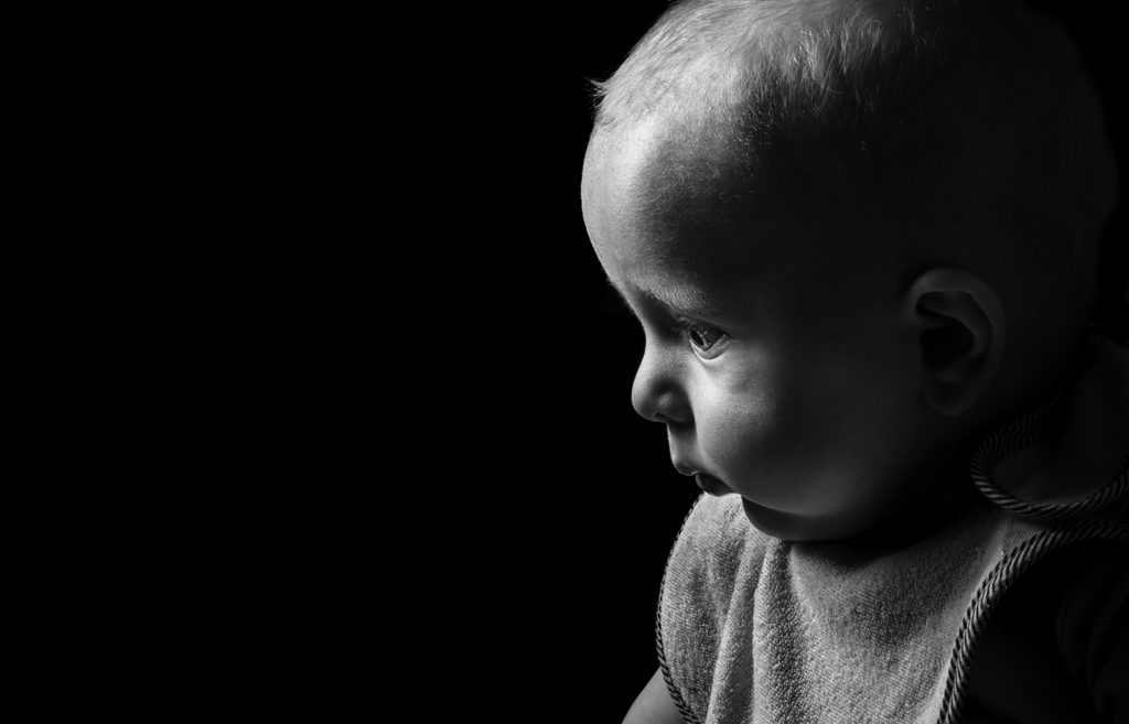 un bebe qui se prepare a manger photo en noir et blanc