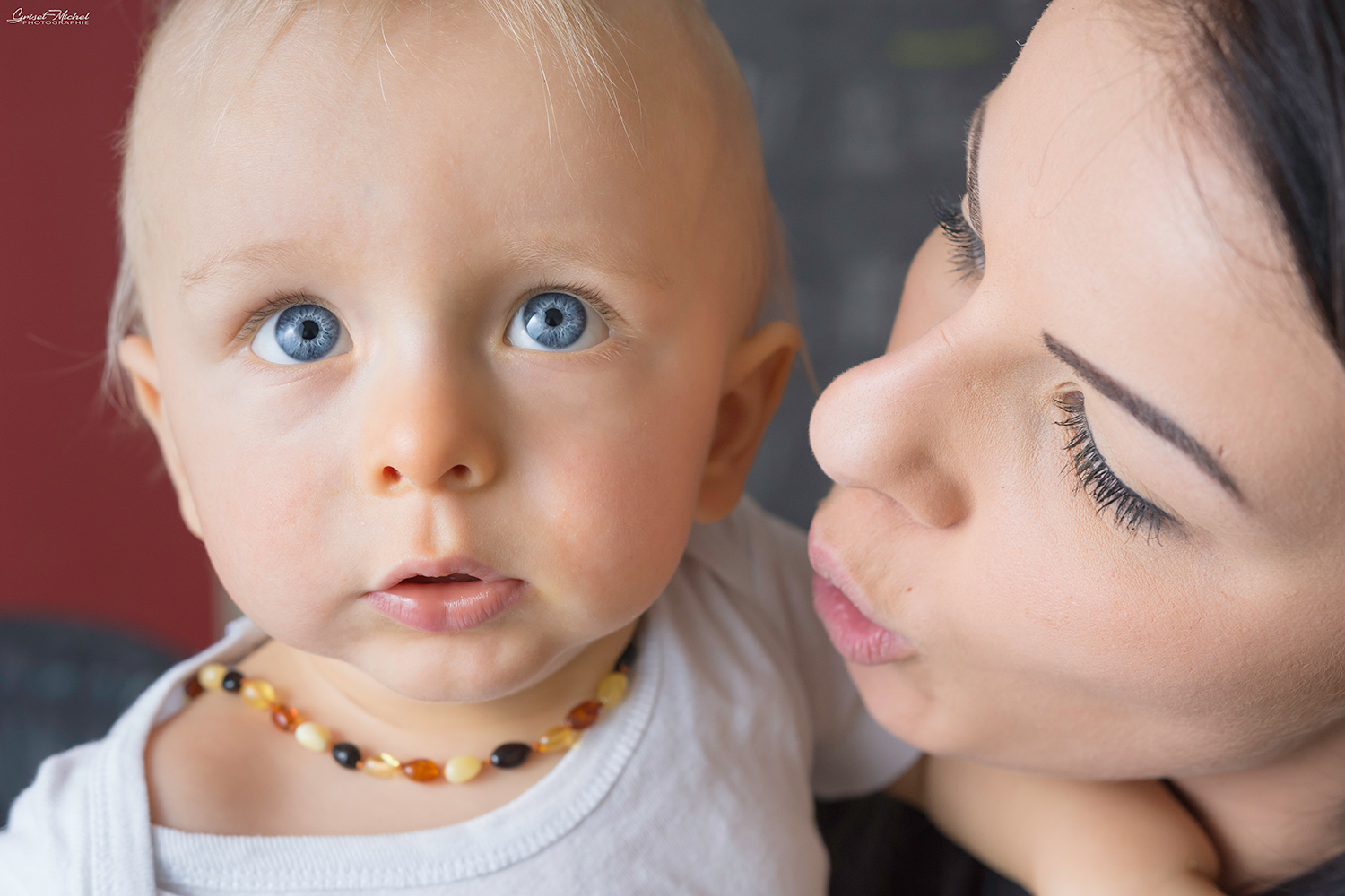 la complicite entre une mere et son bebe qui a de beaux yeux bleu