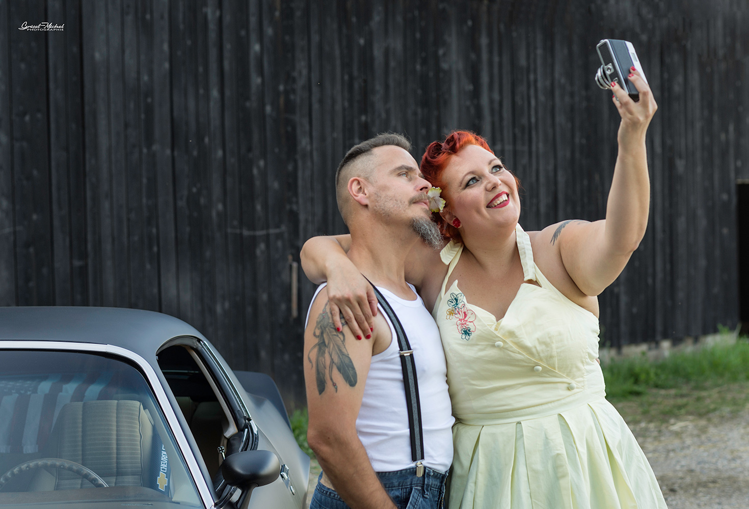 couple qui se prend en selfie la femme est une pin up