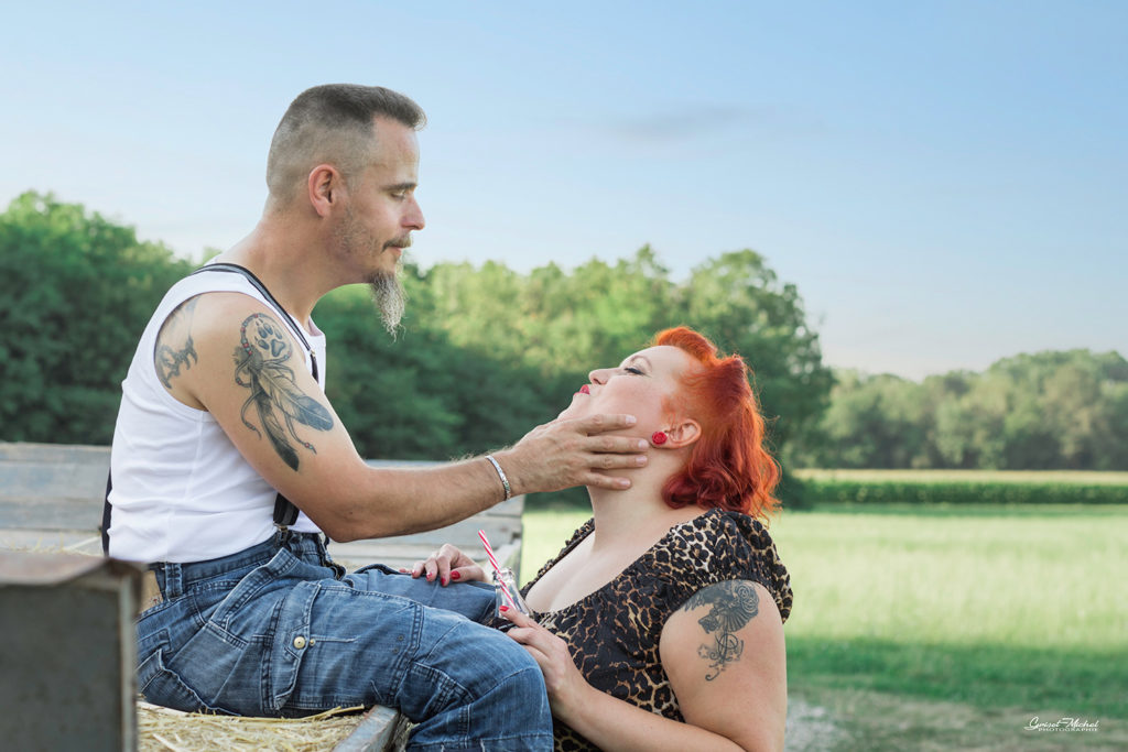 couple qui rigole ensemble près d'une grange