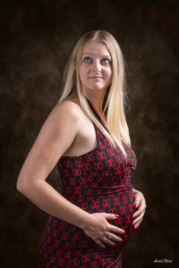 une femme blonde qui attend un bebe