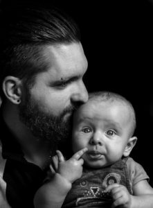 un pere qui embrasse son fils photo en noir et blanc