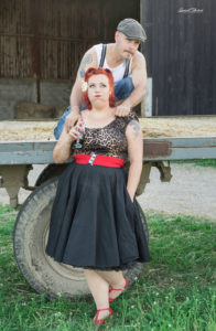 un couple homme en bretelle et femme pin up