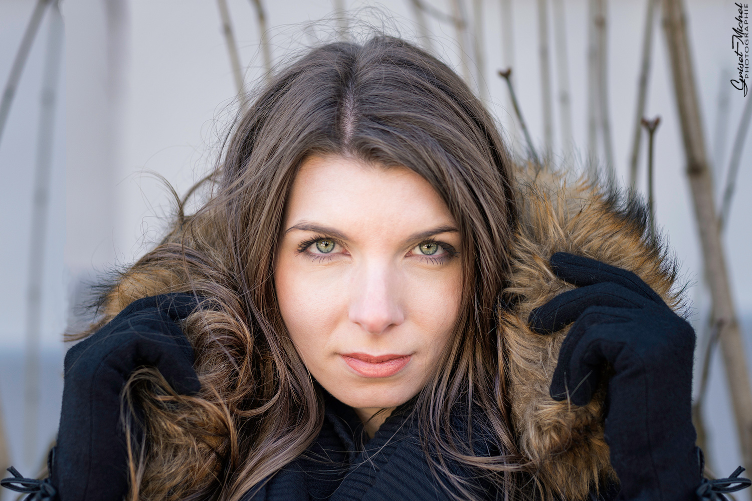 femme elegante avec des gants et une capucheet des beaux yeux verts