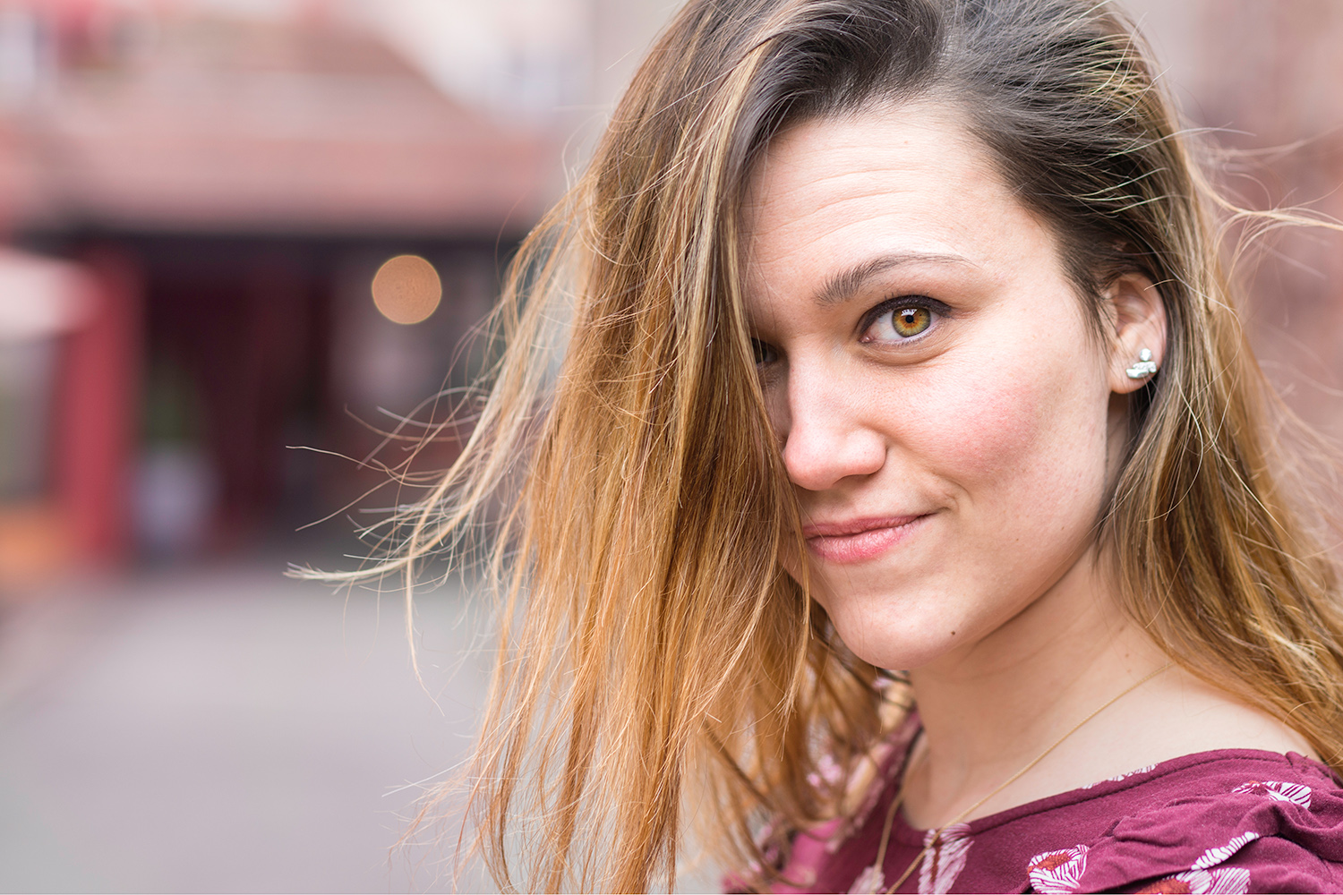 femme en rouge avec des yeux marron