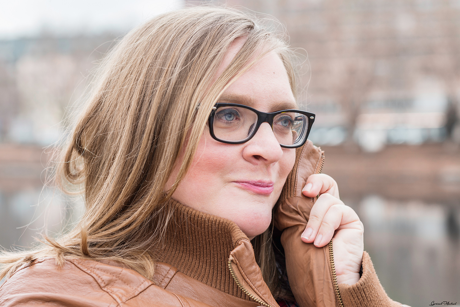 femme avec des lunettes qui rougit en souriant