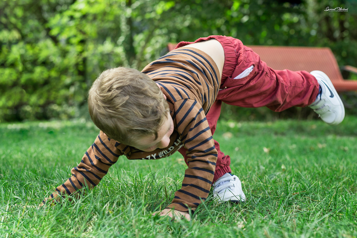 jeune garcon qui fait des acrobaties