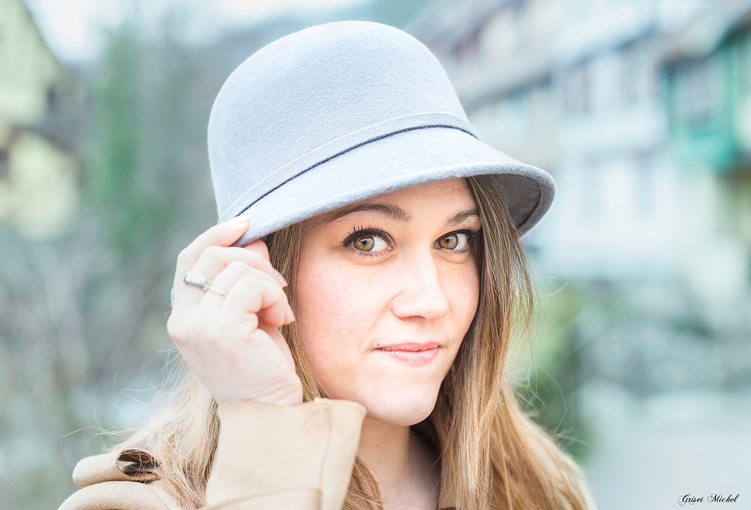 femme a selestat avec un chapeau et de très beaux yeux