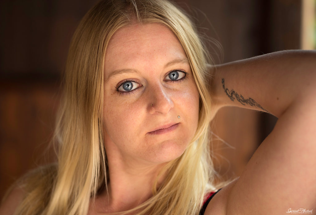 shooting portrait a colmar avec une blonde aux yeux bleu