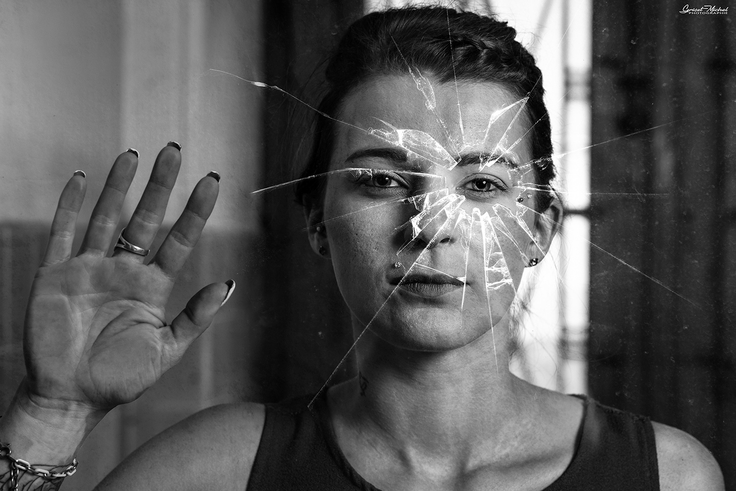 shooting portrait en urbex une femme colle a une vitre brise