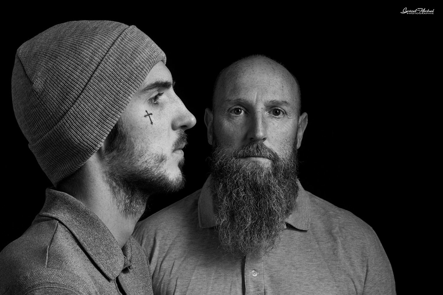 un homme babrbu avec son fils adolescent photo en noir et blanc
