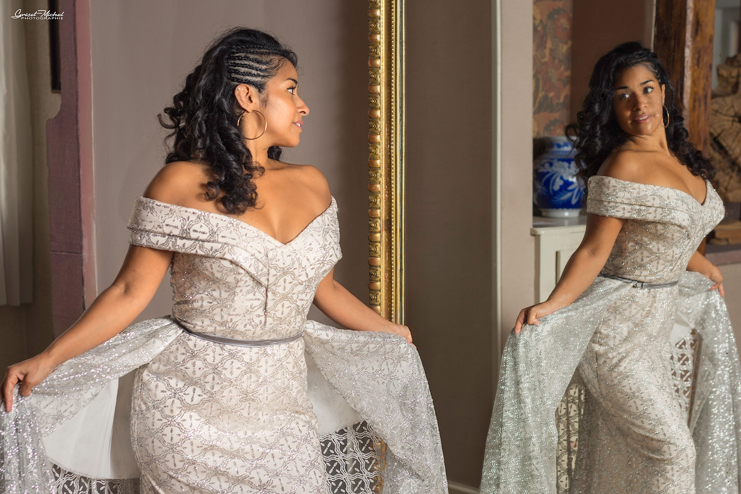 une femme en robe de mariée devant un grand miroir