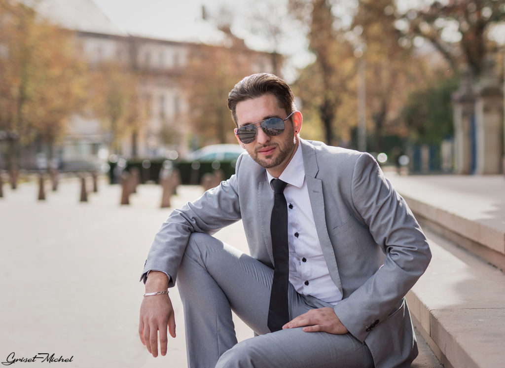un italien en costume sur strasbourg avec des lunettes de soleil