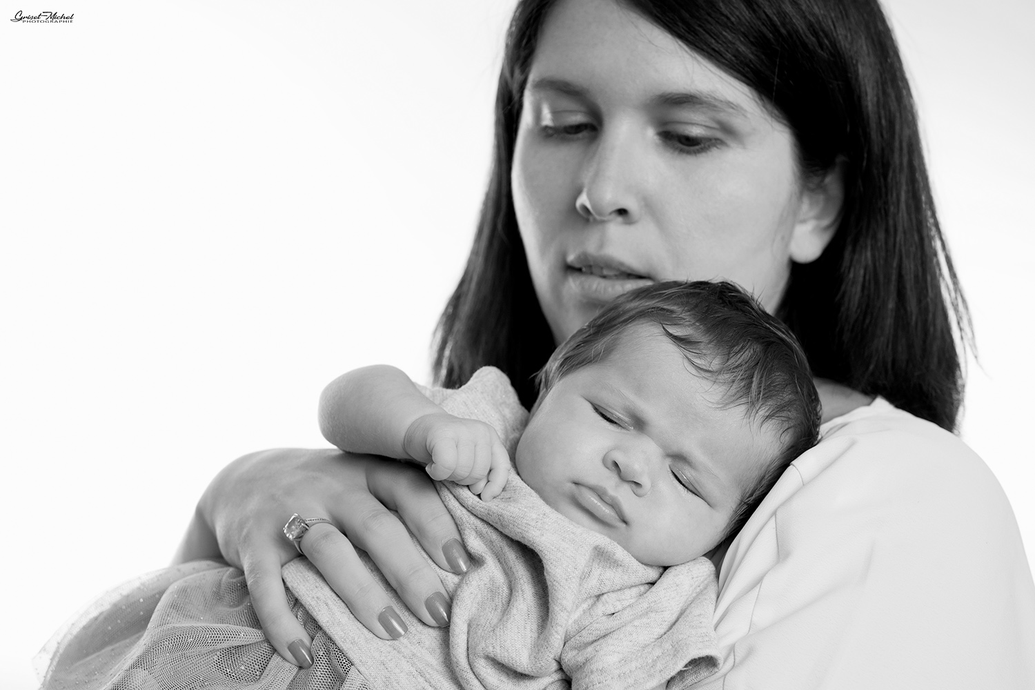 une mere qui tiens sa petite fille qui viens de naitre et la serre contre son corp