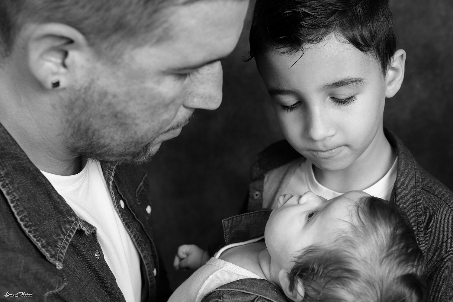un papa avec son fil et sa fille photo en noir et blanc studio photo