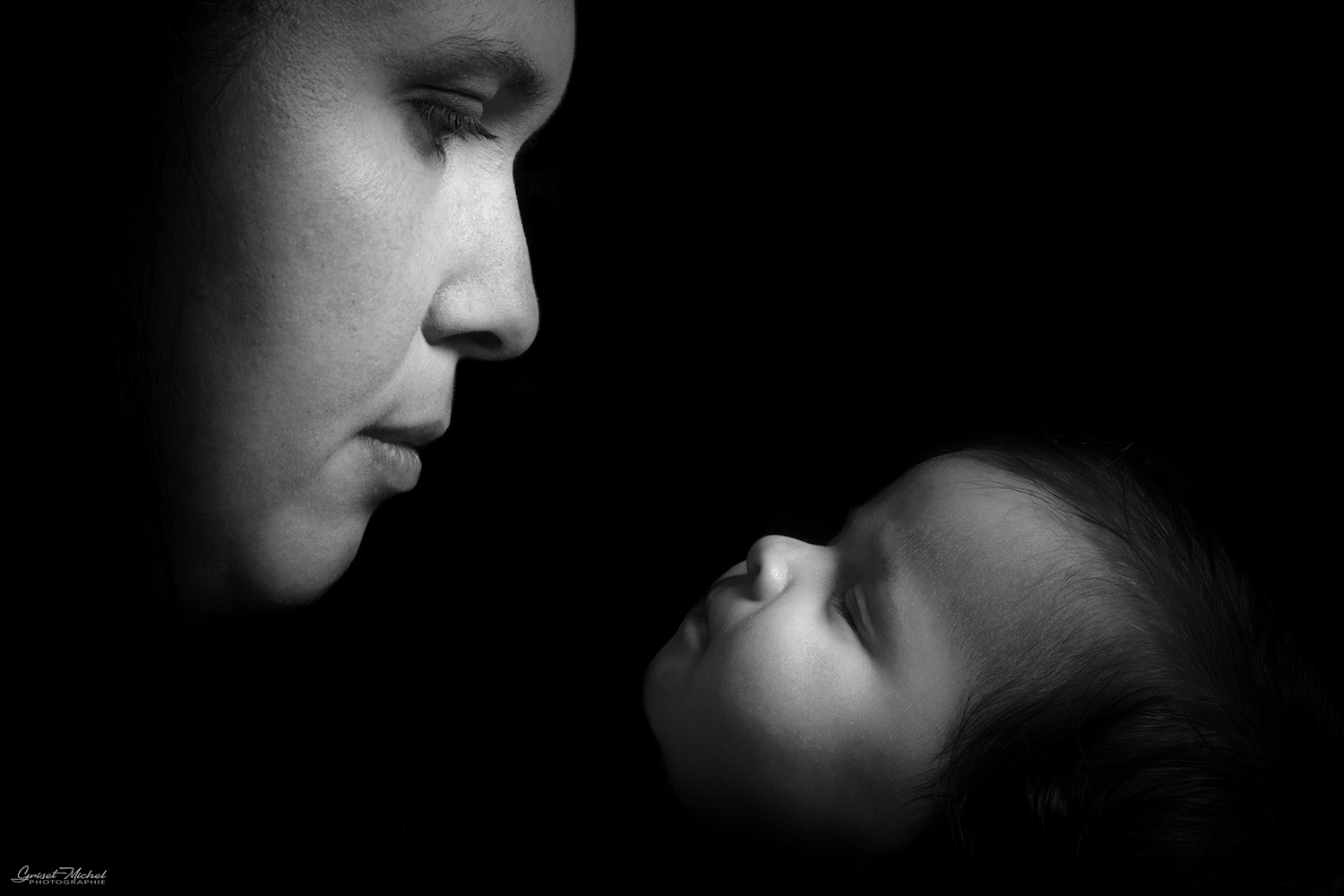 le visage d'une mere qui regarde sa fille en studio photo noir et blanc