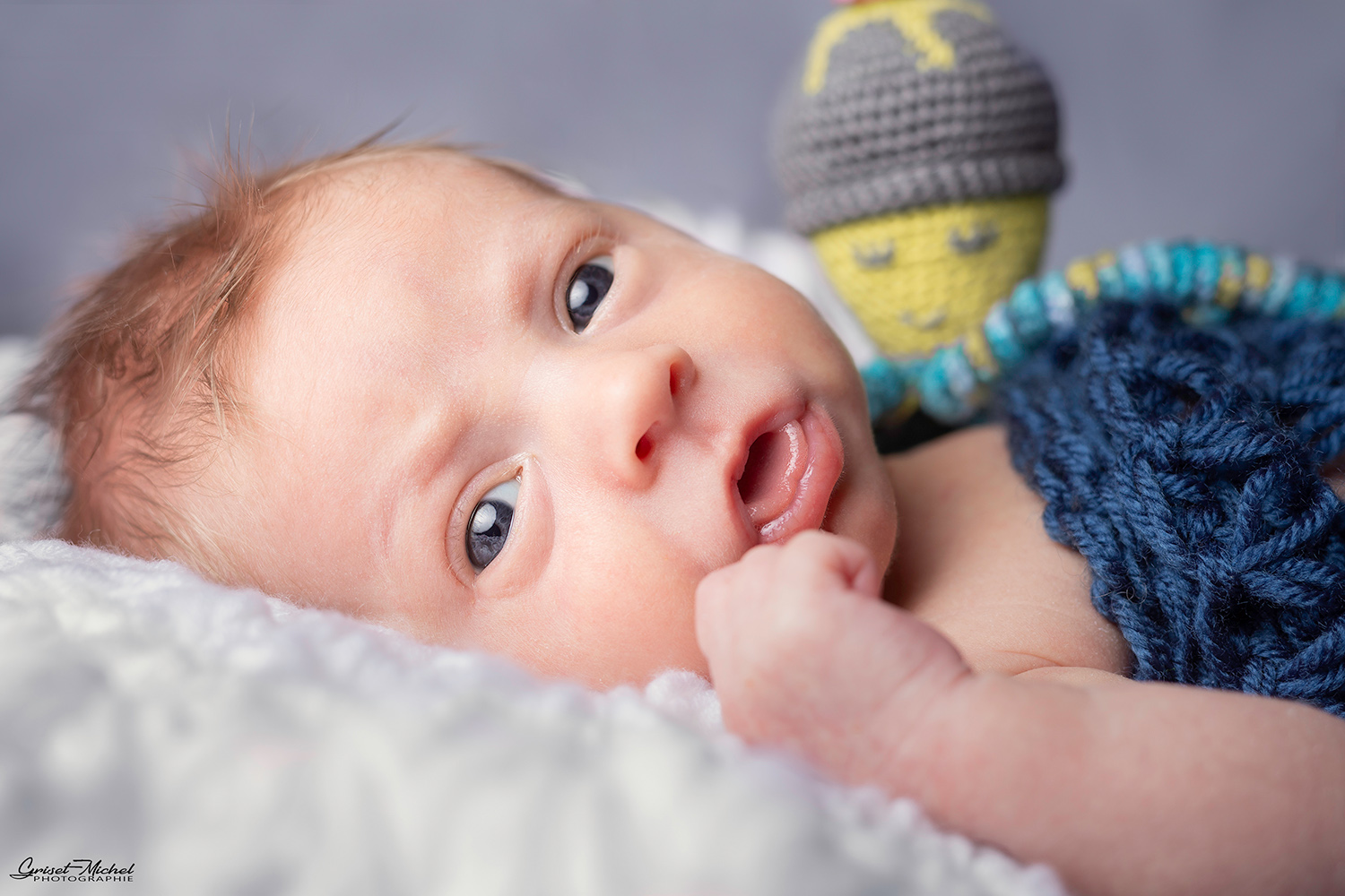 petit garcon qui viens de naitre avec son doudou de la maternite