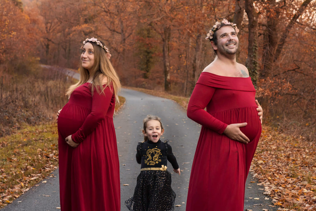 une famille avec des parents en robe rouge avec des couleurs automnales
