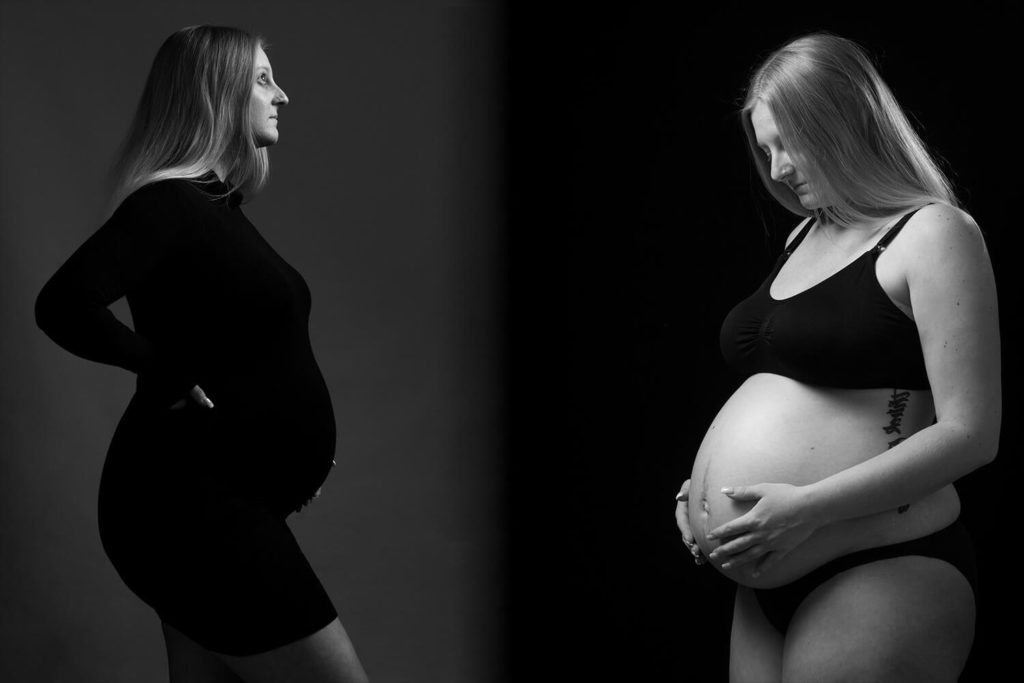 une femme en fin de grossesse en studio qui fait une seance grossesse