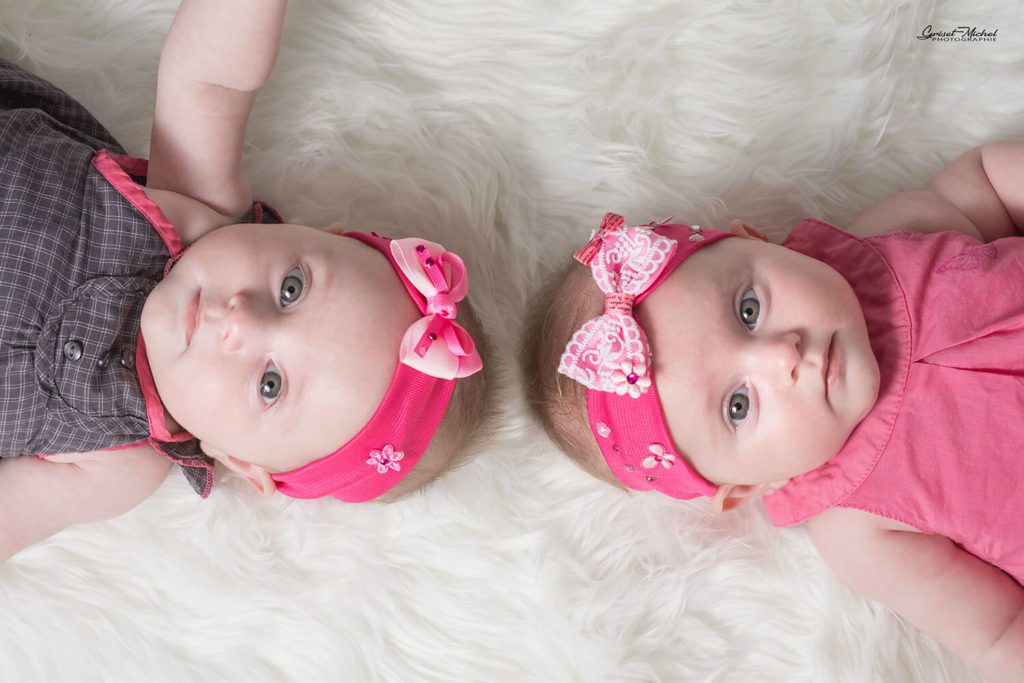 photo bebe naissance deux jumelles en rose