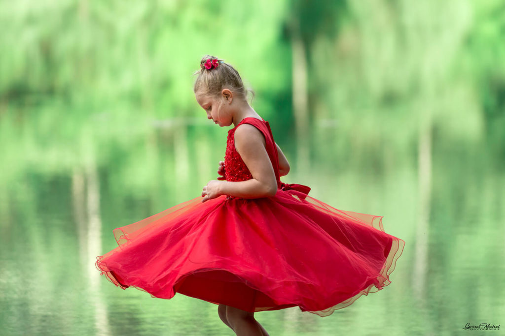 une jeune fille avec une robe rouge qui danse