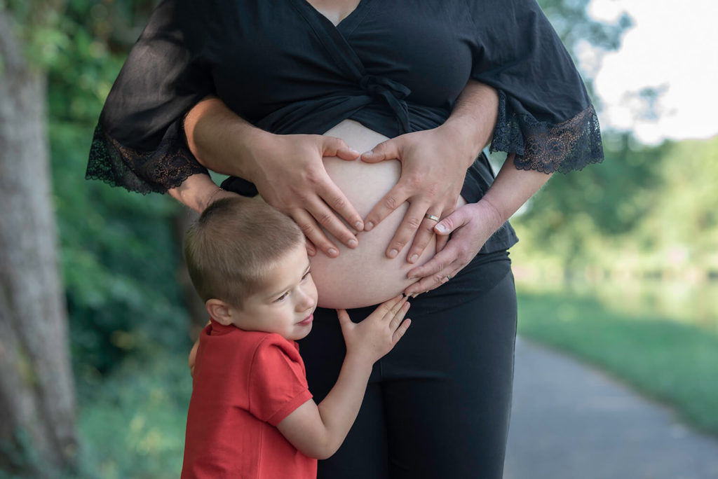 Seance grossesse un petit garcon ecoute le bebe dans le ventre de sa maman