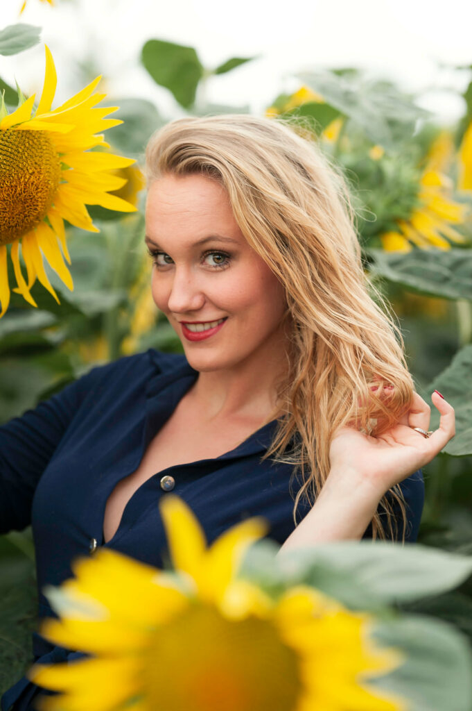 portrait d'une très belle femme blonde dans un champs de tournesols