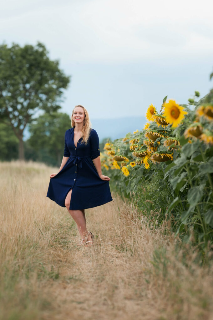 Femme joyeuse dans un champ de tournesols